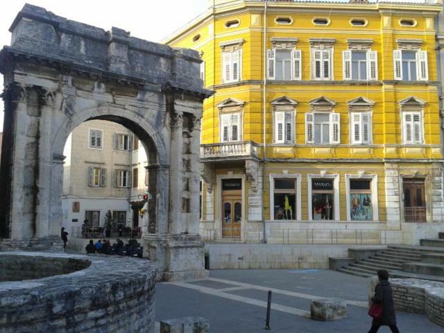 Royal Apartment Pula Bagian luar foto