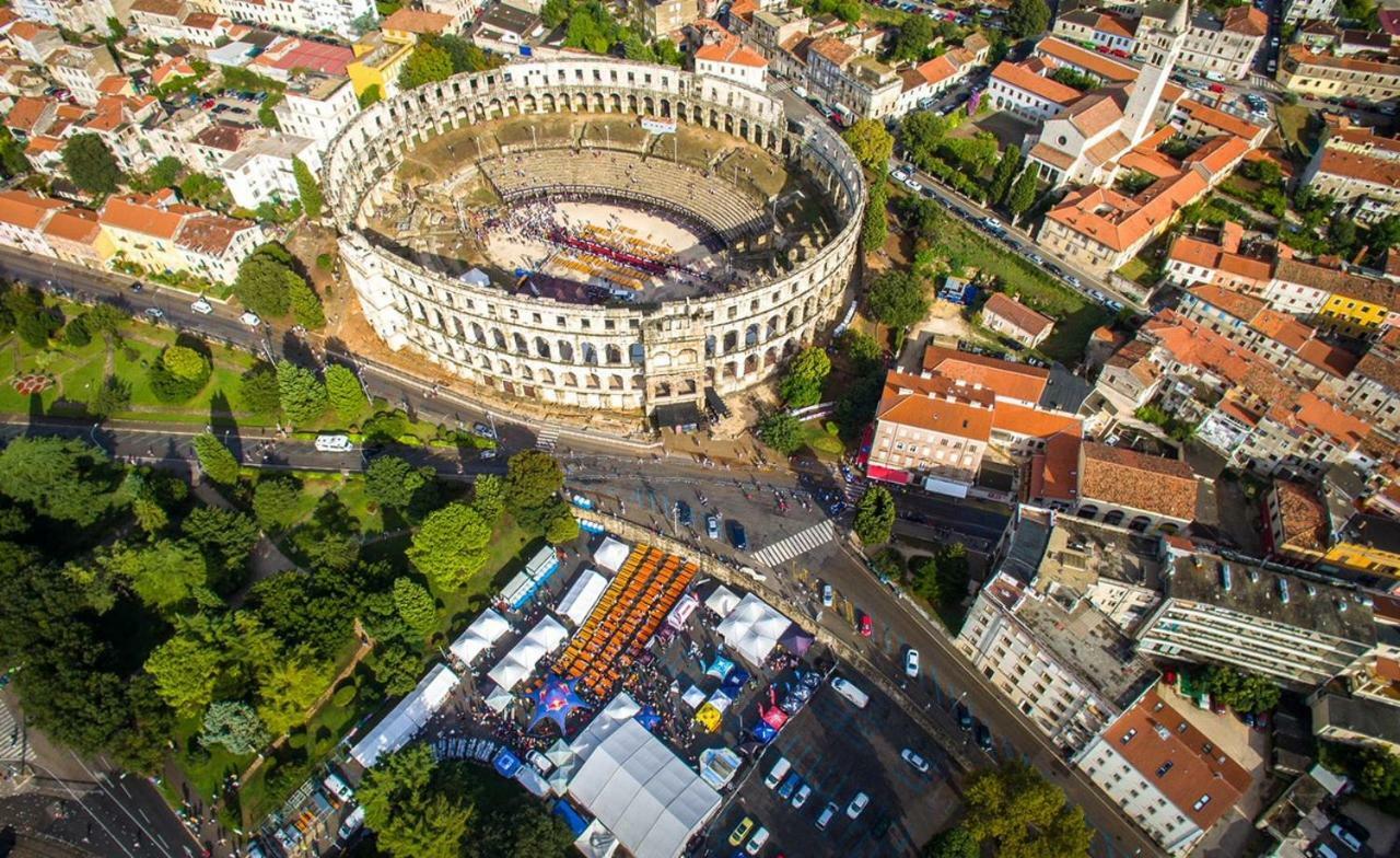 Royal Apartment Pula Bagian luar foto